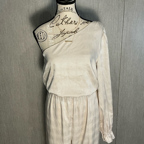 Love Whit Chic One-Shoulder White Jumpsuit Size 12 - Picture 5 of 12